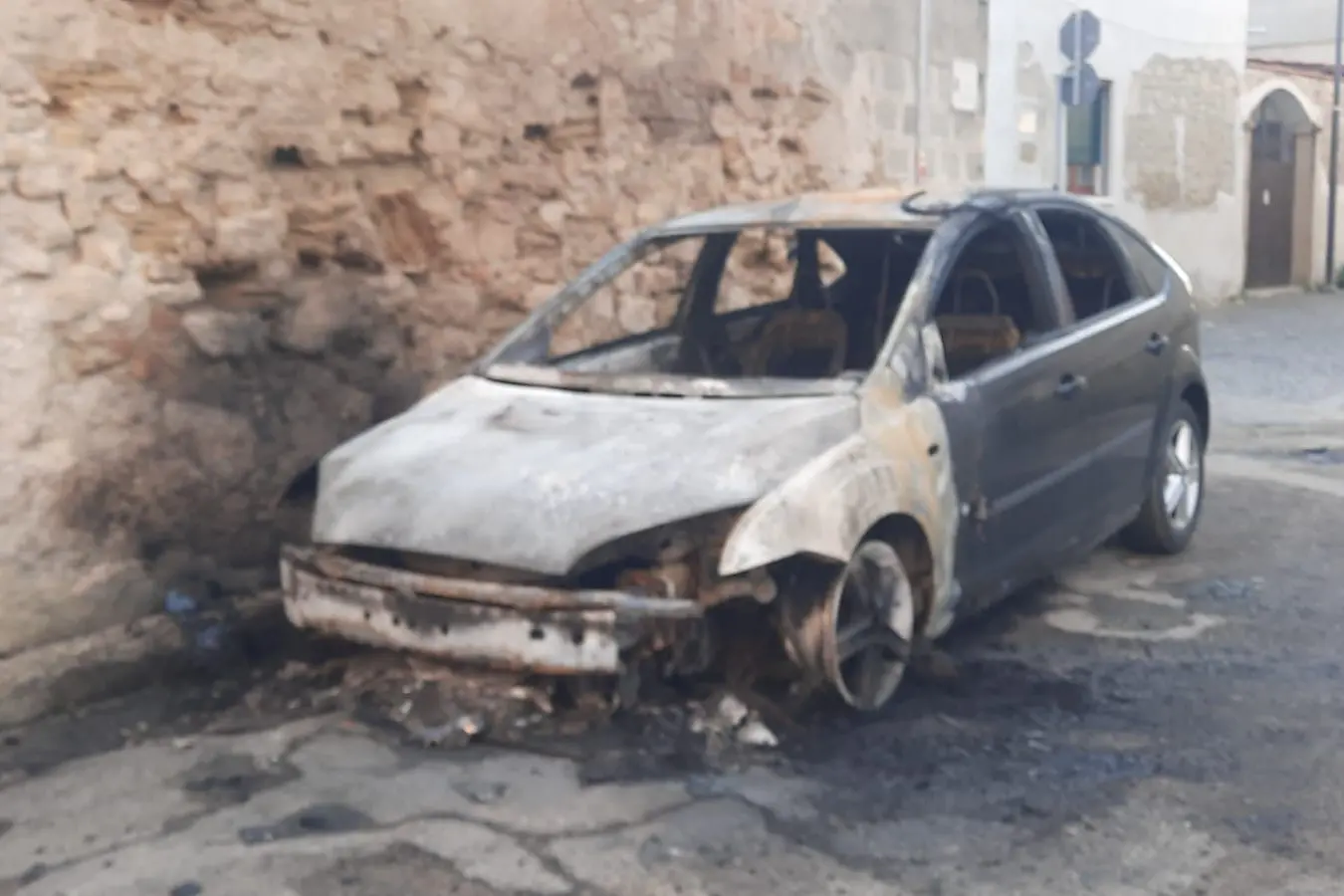 Una delle auto incendiate a Dolianova