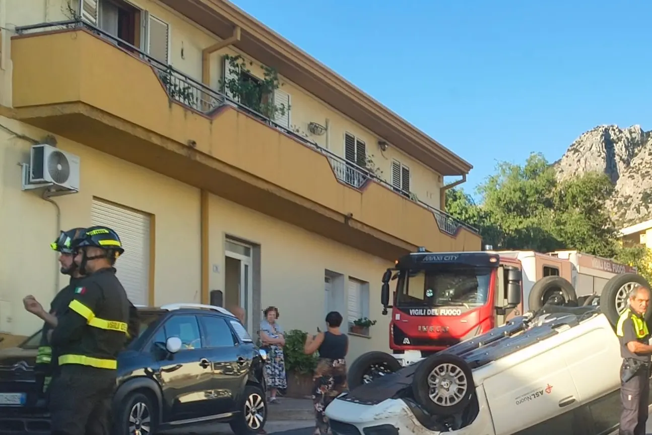 L’auto ribaltata a Siniscola (foto Ledda)
