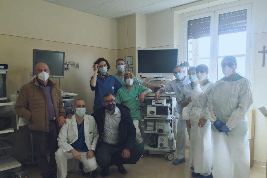 Foto di gruppo del reparto di endoscopia con Paolo Cannas e Peppino Paffi (foto Assl Nuoro)