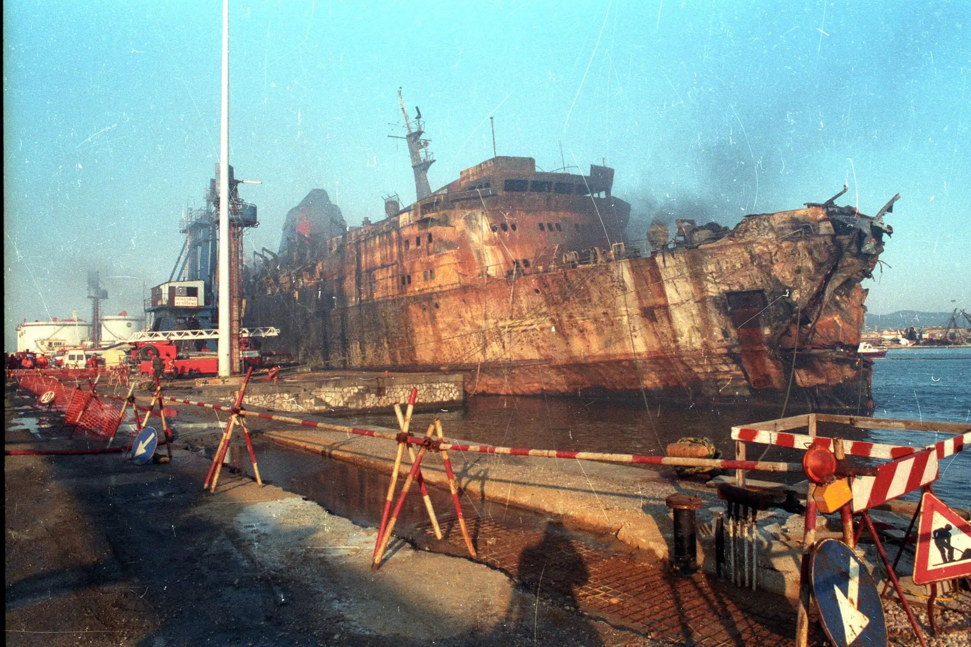 Una immagine del traghetto Moby Prince dopo l'incendio causato dalla collisione con la petroliera Agip Abruzzo, Livorno 12 aprile 1991.  ANSA ARCHIVIO
