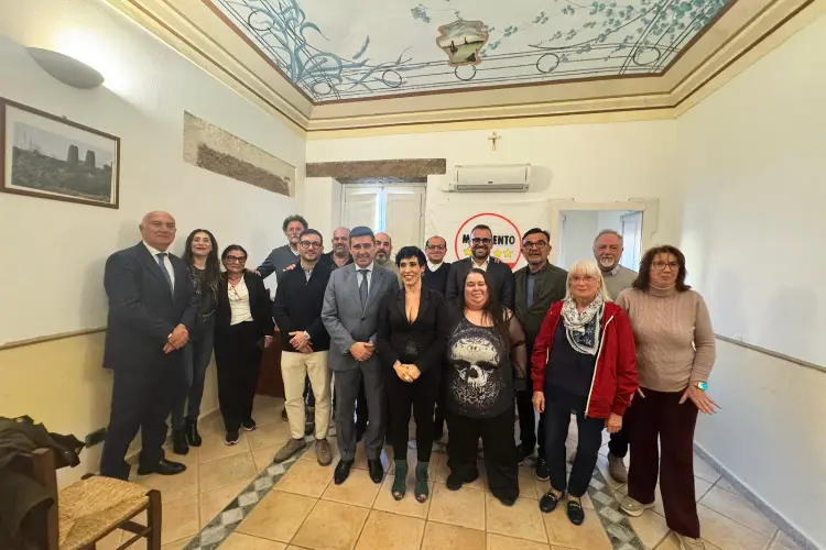 I candidati del M5s col sindaco Mulas (foto concessa)