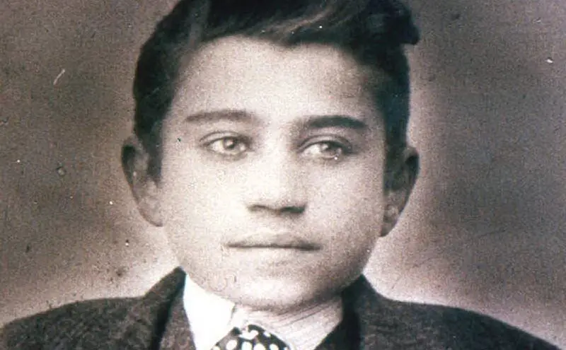 Un ritratto di un giovanissimo Antonio Gramsci