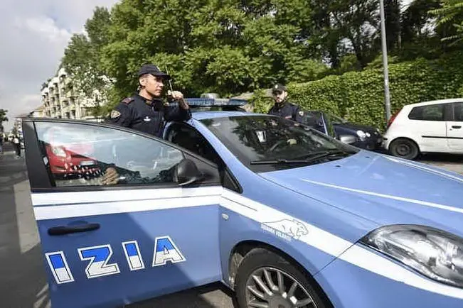 Polizia a Milano (Ansa)