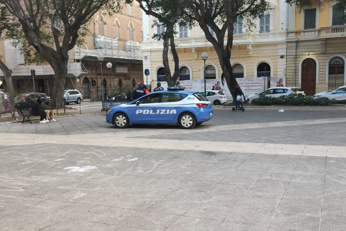 La polizia in piazza del Carmine (Luca Neri)