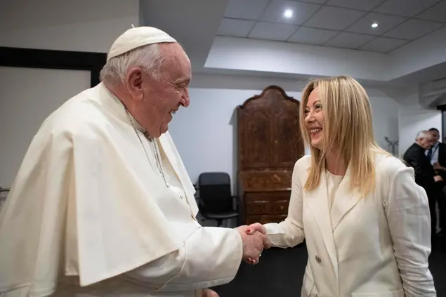 Un incontro tra Papa Francesco e Giorgia Meloni nel 2023 (Ansa)