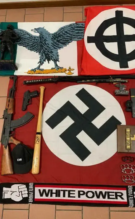 Bandiere e sciarpe inneggianti al nazifascismo