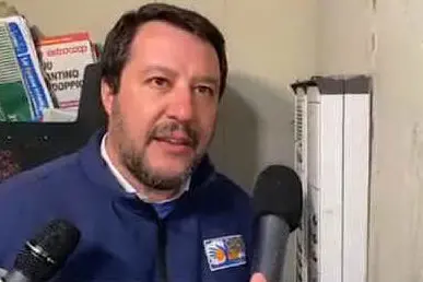 Matteo Salvini al citofono (foto Ansa)