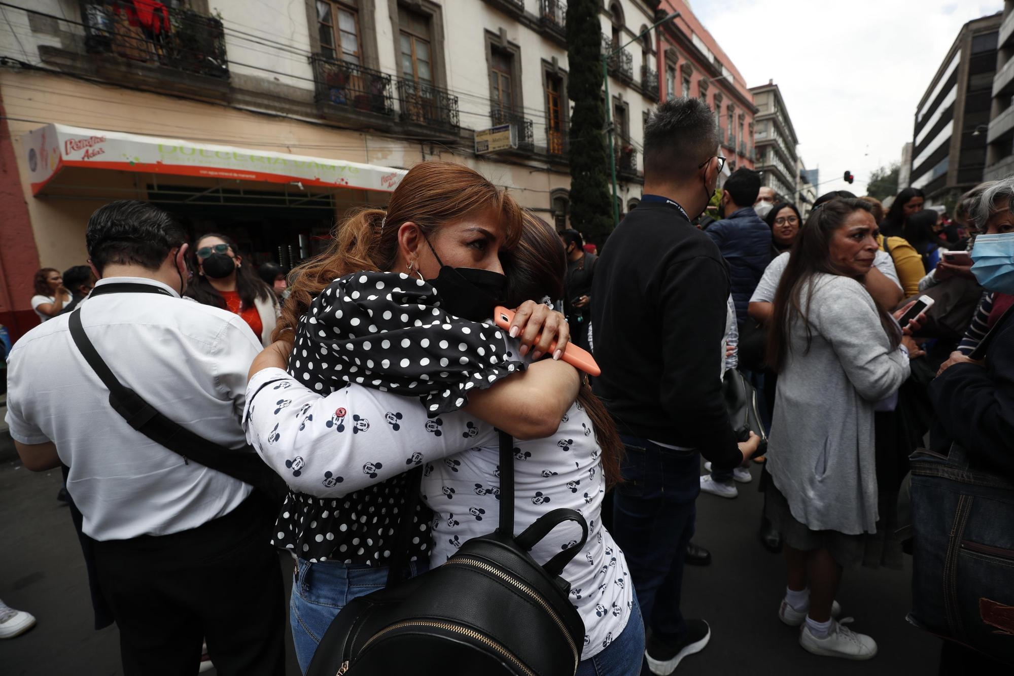 Tante persone sono scese per strada per la paura del terremoto in Messico (Ansa - Epa)