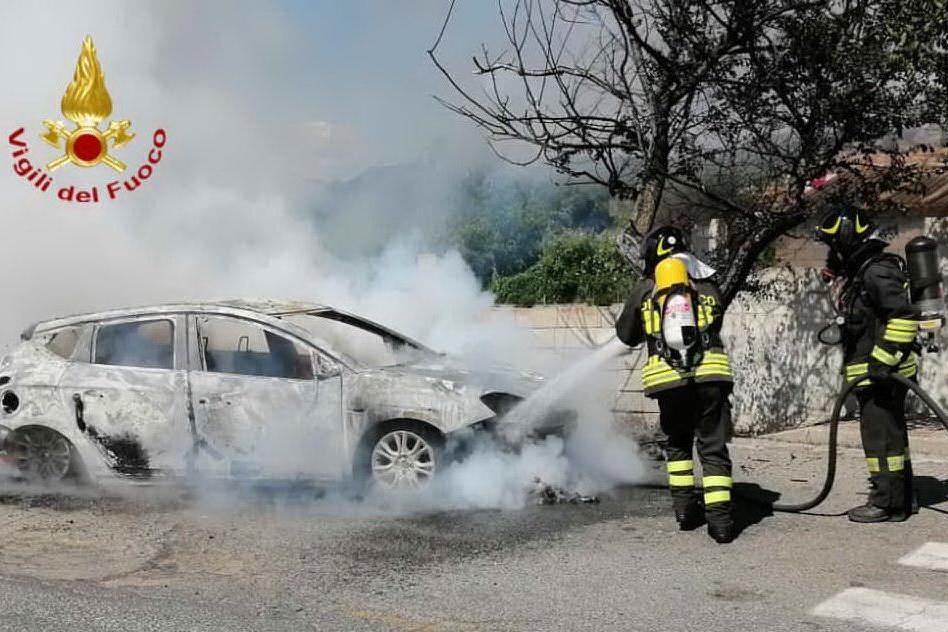 Orosei, l'auto di un pensionato distrutta dalle fiamme