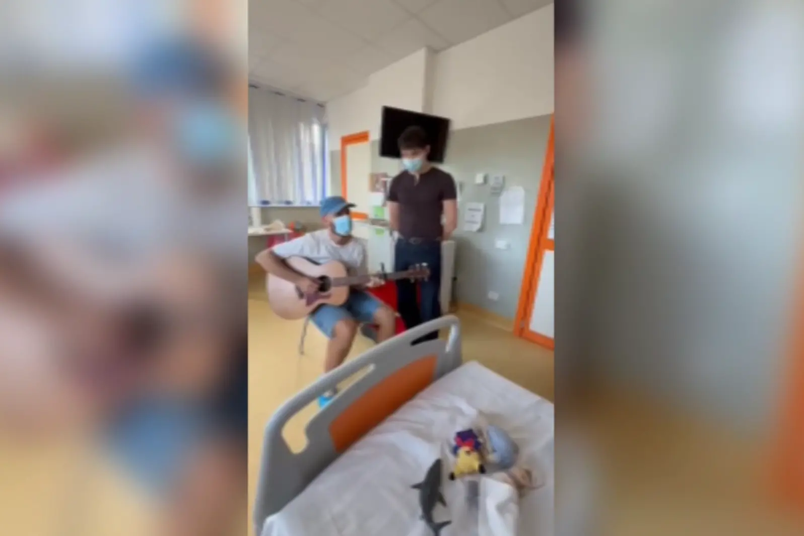 Gioia e musica per i piccoli pazienti: al Microcitemico il concerto a sorpresa di EroCaddeo