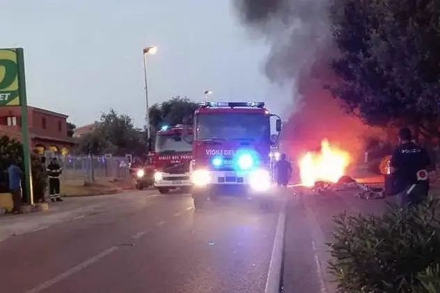 Un'immagine dell'auto in fiamme (foto inviataci dal nostro lettore Manuel Manueddu)