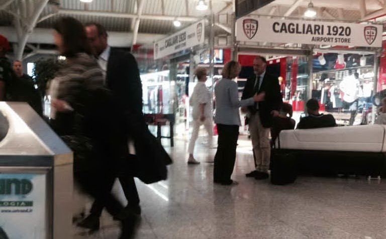Beatrice Lorenzin avvistata all'aeroporto di Cagliari (foto L'Unione Sarda)
