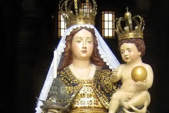 Una statua della Madonna