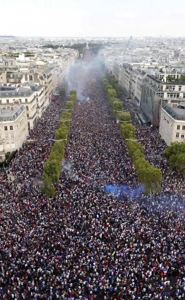 Gli Champs Elyseès invasi dalla folla