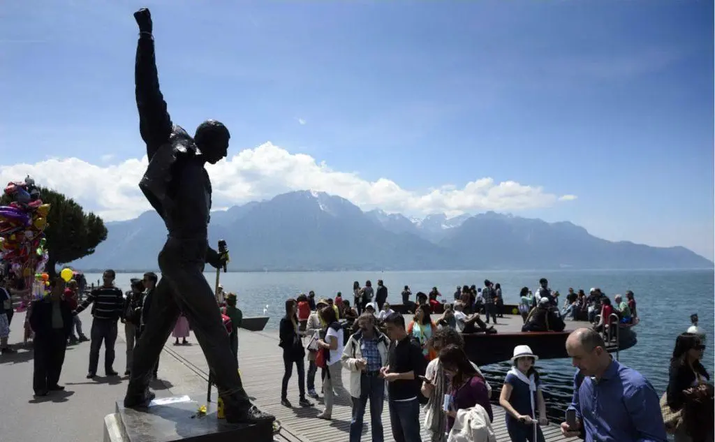 La statua dedicata all'artista in Svizzera (Ansa)
