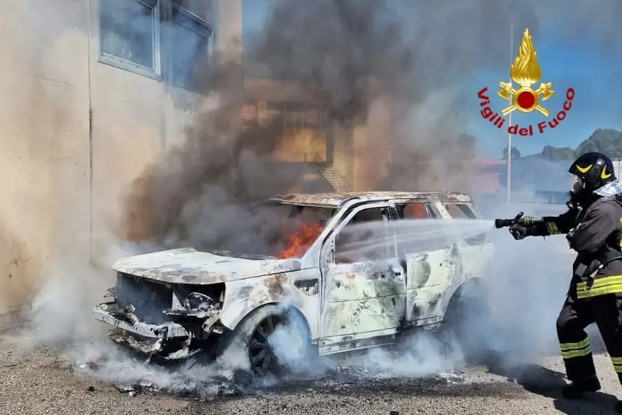 L'auto a fuoco