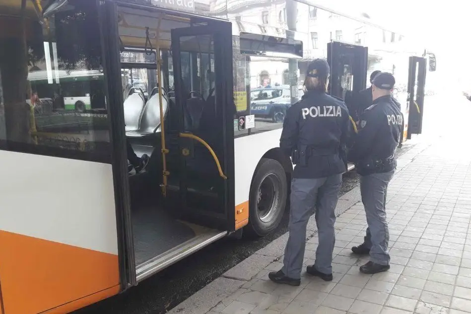 Intervento polizia su un bus del Ctm (foto L'Unione Sarda)