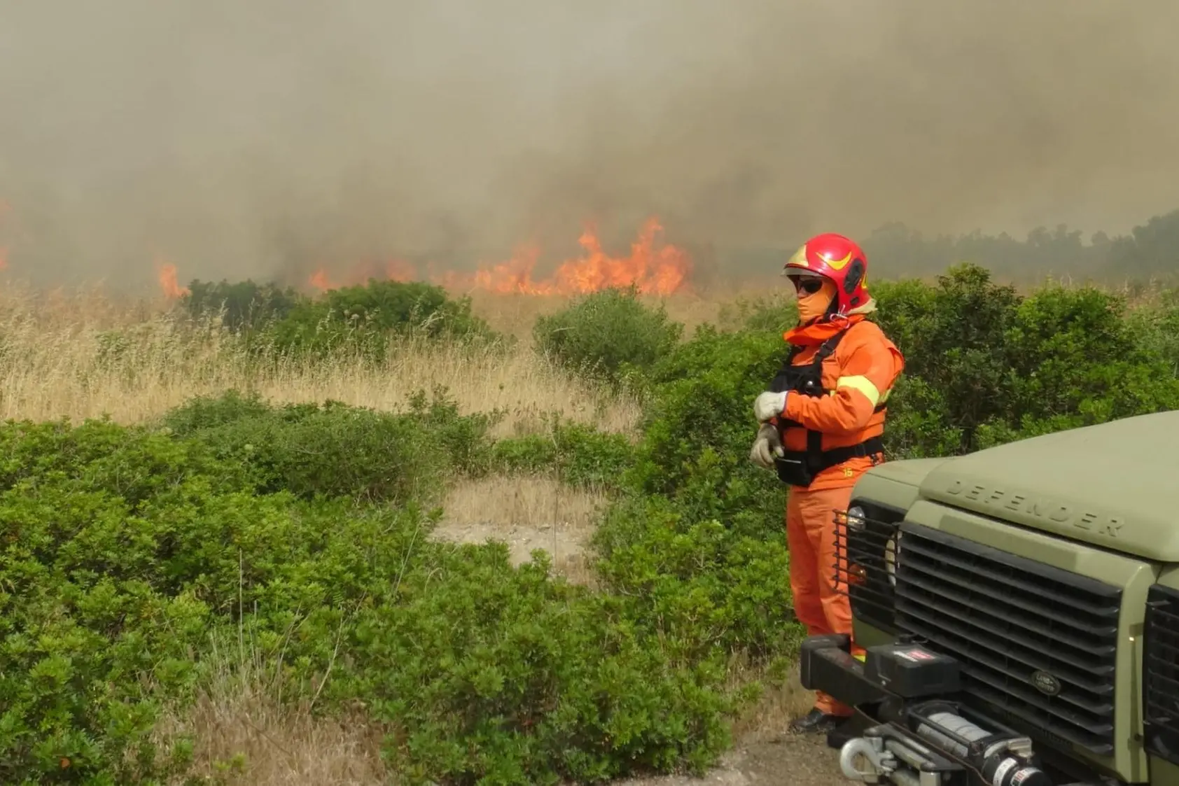 Le fiamme a Cabras (foto Alessandra Chergia)