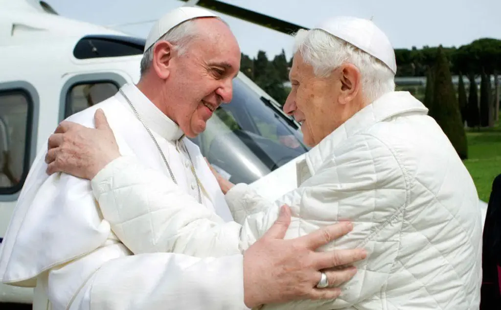 Ratzinger e il suo successore, Papa Francesco, a Castel Gandolfo