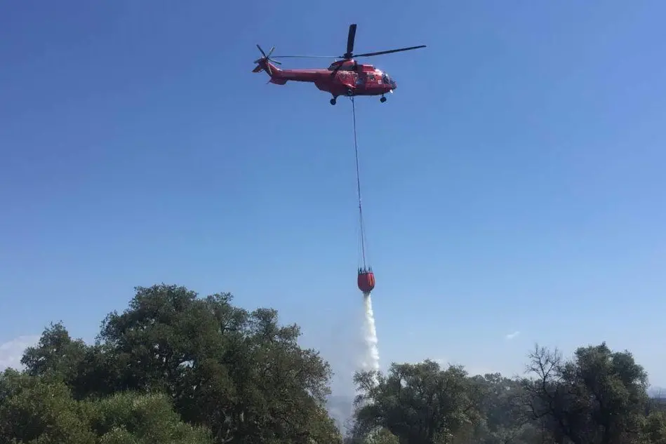 L'elicottero in azione (foto L'Unione Sarda - Sanna)