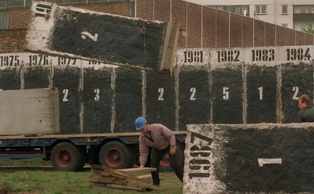 Il Muro viene smantellato (Le foto sono dell'Ansa)