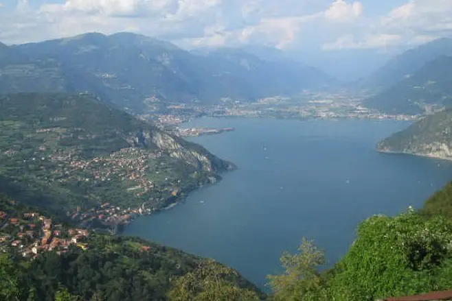 Il lago d'Iseo (foto da wikimedia)