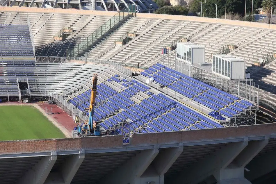 Le tribune dello stadio Is Arenas riposizionate dalla Clarin al Sant'Elia