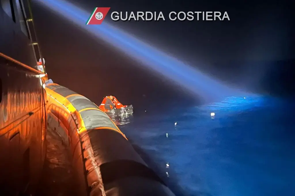 I soccorsi (foto Guardia costiera)