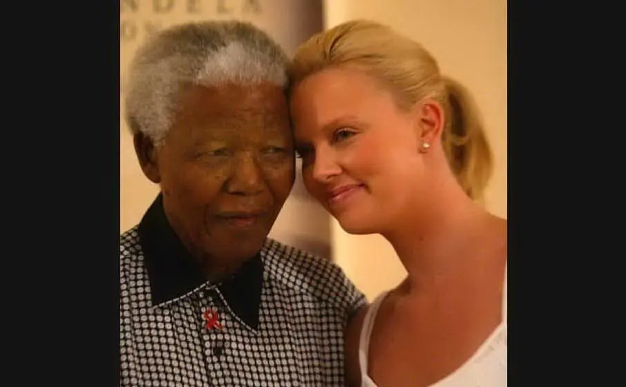 Insieme a Nelson Mandela (archivio L'Unione Sarda)