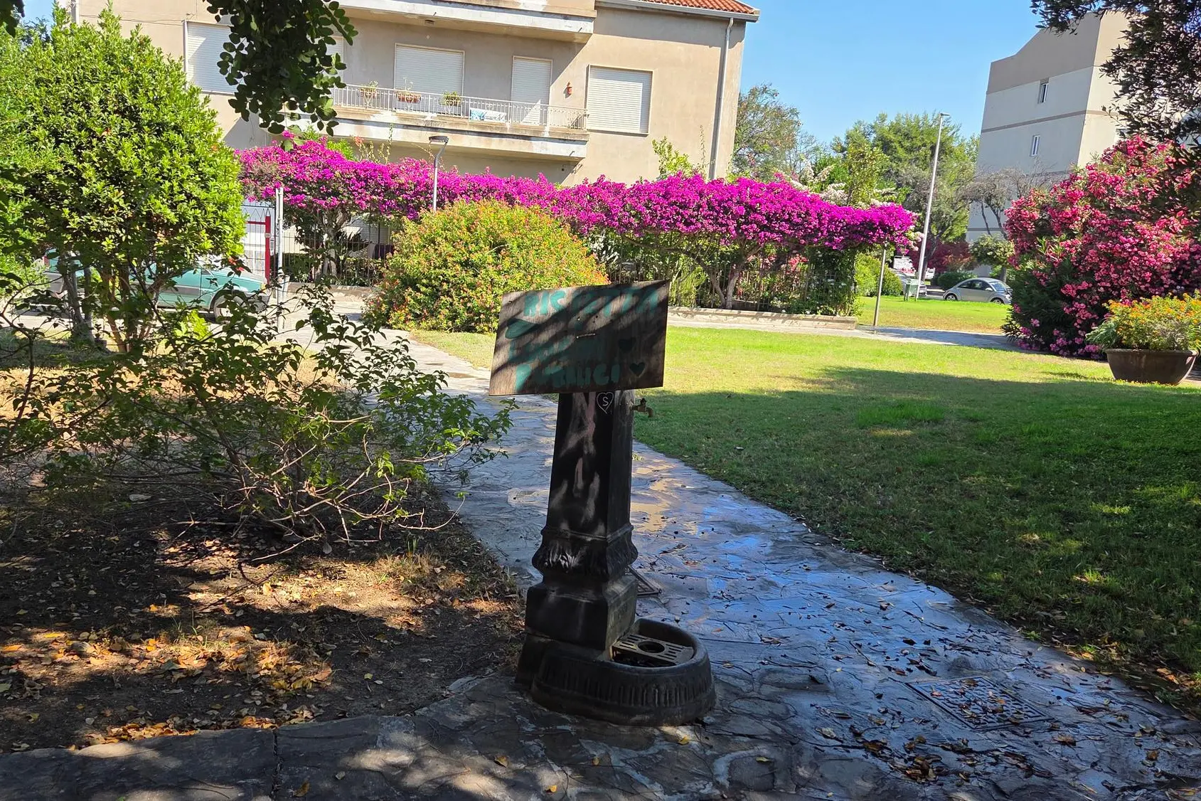 La fontanella a secco nel parco (foto Daga)