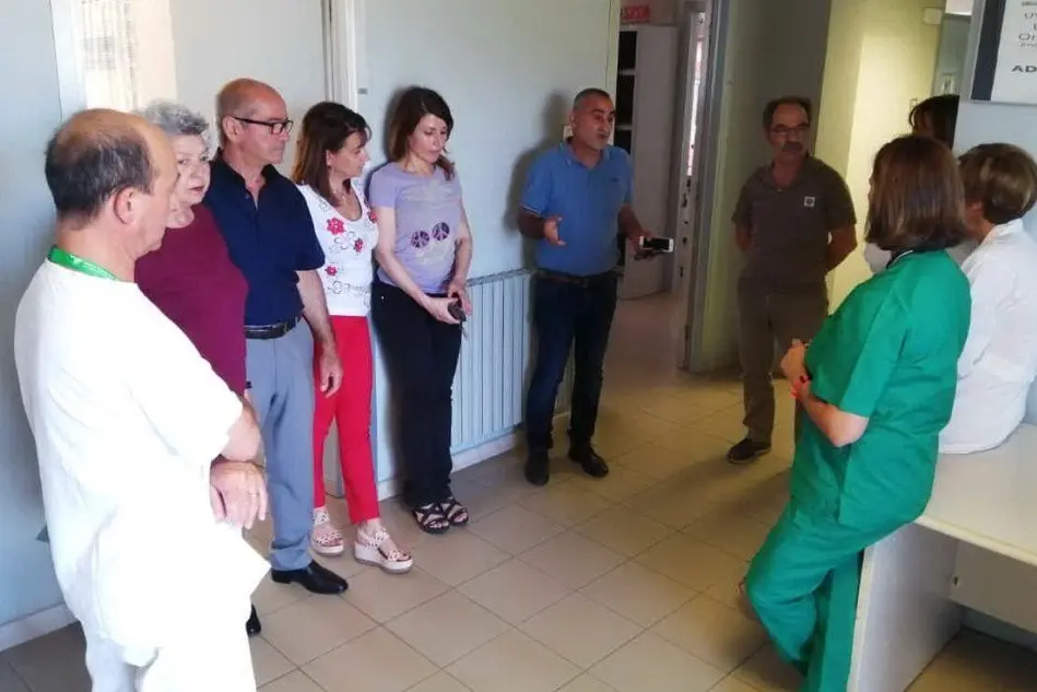 L'incontro del sindaco di Ales con dipendenti e specialisti in stato di agitazione nel poliambulatorio (foto L'Unione Sarda - Pintori)