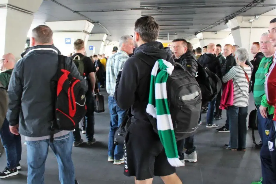 L'arrivo dei tifosi del Celtic all'aeroporto di Fiumicino (Ansa - Telenews)