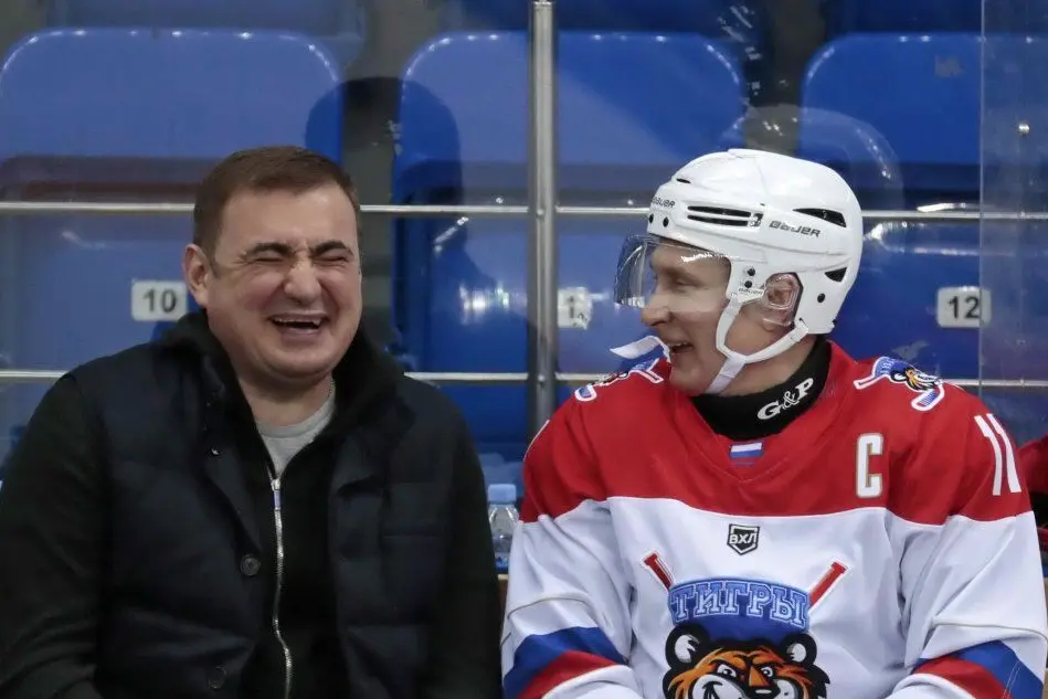 Putin indossa casco e guanti e gioca a hockey