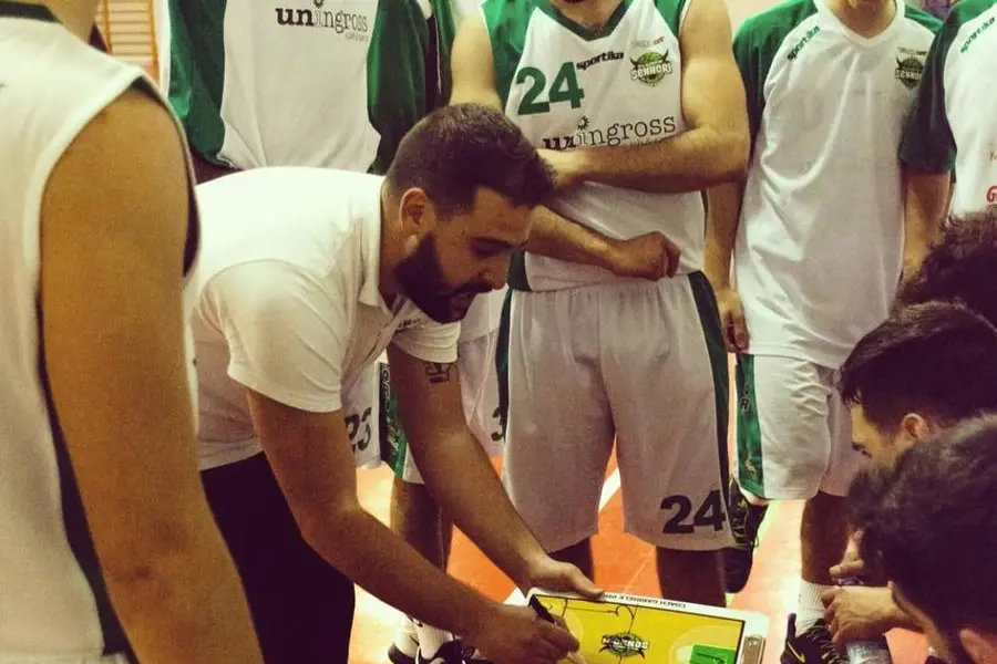Il coach del Sennori, Gabriele Piras, durante un time out con i suoi giocatori (foto concessa dalla Pallacanestro Sennori)