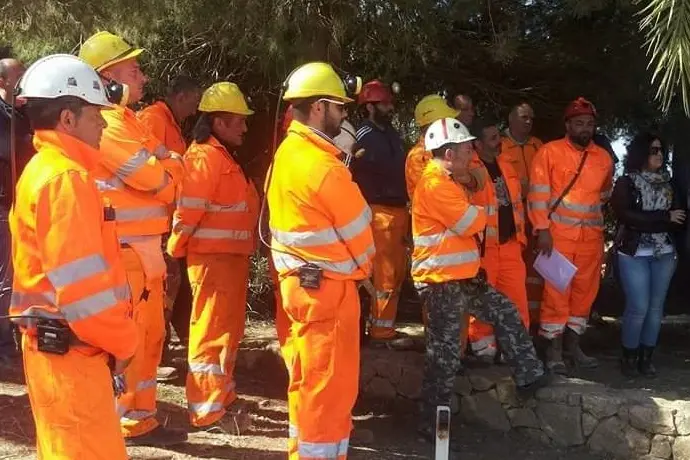 Una manifestazione dei minatori (L'Unione Sarda - Tellini)