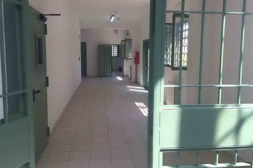 Detenuto ferisce sette agenti: paura nel carcere di Massama