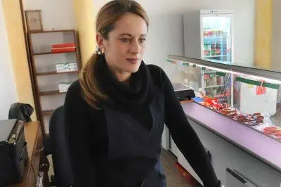 Geanina Burlacu nel suo negozio - foto Locci
