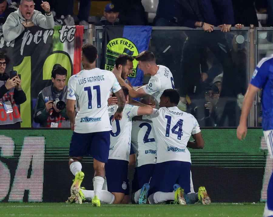 Pazza Inter a Como va sotto poi vince 4-3