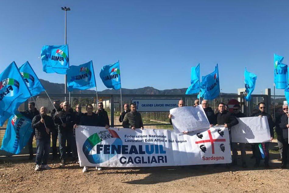 Capoterra, protestano i lavoratori davanti al cantiere della nuova statale 195