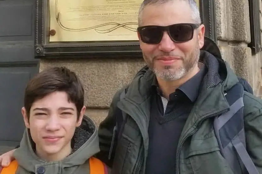 Elias, con il padre, davanti alla Scala
