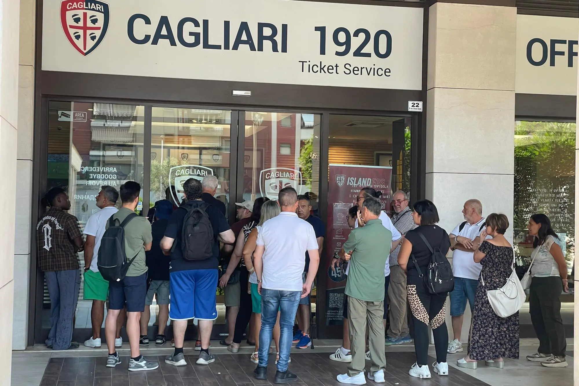 Tifosi in coda al Ticket Service per la vendita libera degli abbonamenti del Cagliari (foto Spignesi)