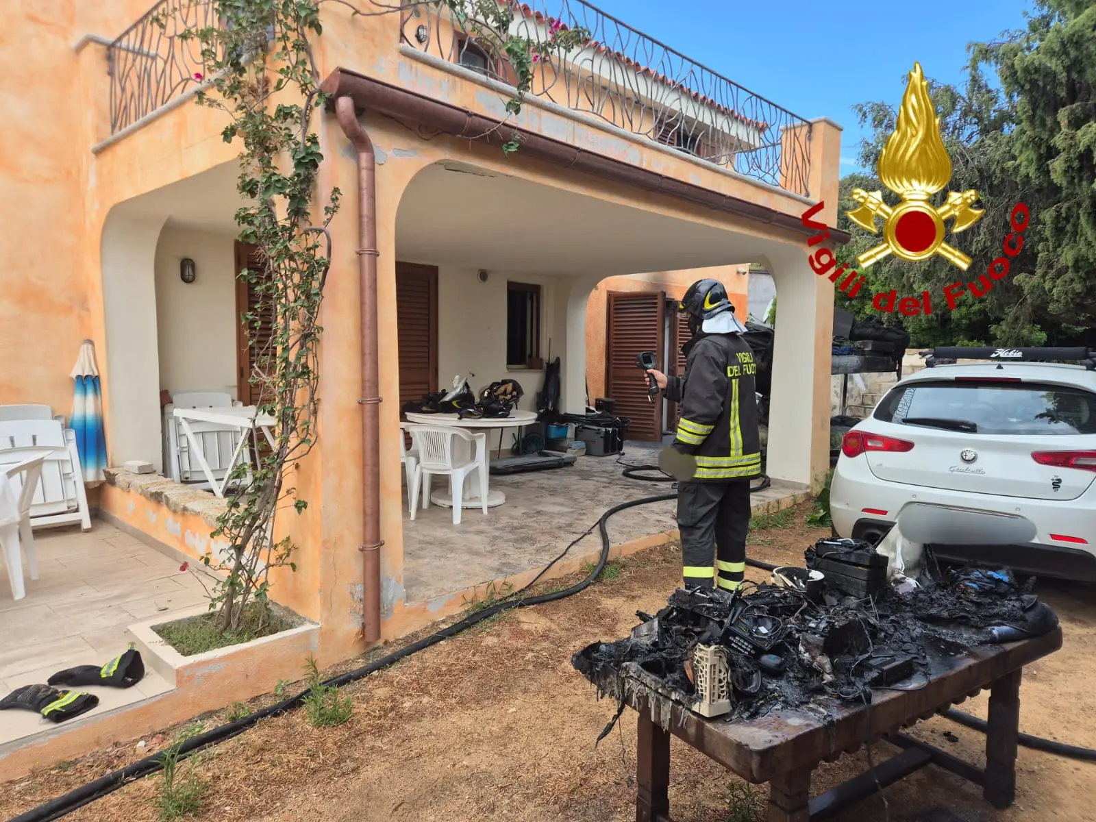 Il monolocale andato a fuoco ad Arzachena (foto vigili del fuoco)