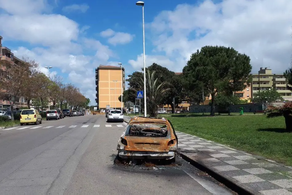 Un'auto bruciata