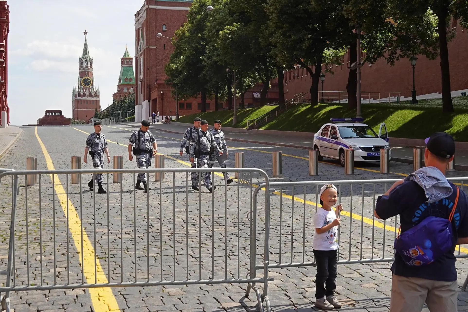 epa10710717 People at a barrier blocking the way to the Red Square in Moscow, Russia, 25 June 2023. On 24 June, counter-terrorism measures were enforced in Moscow and other Russian regions after private military company (PMC) Wagner Group's chief claimed that his troops had occupied the building of the headquarters of the Southern Military District in Rostov-on-Don, demanding a meeting with Russia's defense chiefs. Belarusian President Lukashenko, a close ally of Putin, negotiated a deal with Wagner chief Prigozhin to stop the movement of the group's fighters across Russia, the press service of the President of Belarus reported. The negotiations were said to have lasted for the entire day. Prigozhin announced that Wagner fighters were turning their columns around and going back in the other direction, returning to their field camps. EPA/MAXIM SHIPENKOV