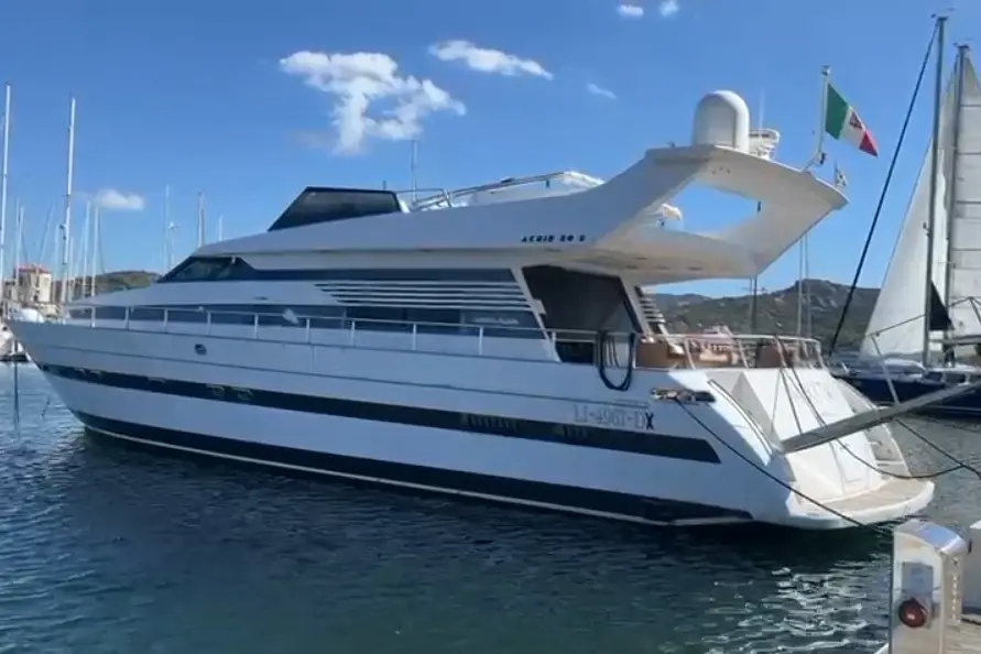 Lo yatch della famiglia Ragnedda - sotto sequestro - ormeggiato a Cannigione sul Pontile dei fiori