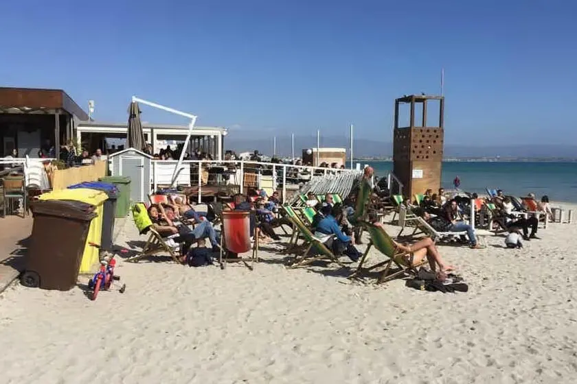 Relax in spiaggia al Poetto (archivio L'Unione Sarda)