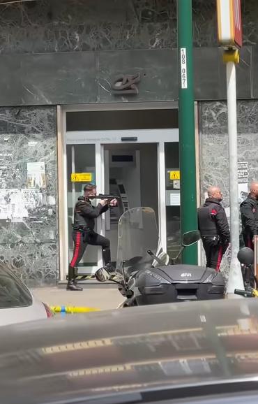 Rapina in banca, malviventi barricati con una trentina di ostaggi: blitz dei carabinieri per liberarli