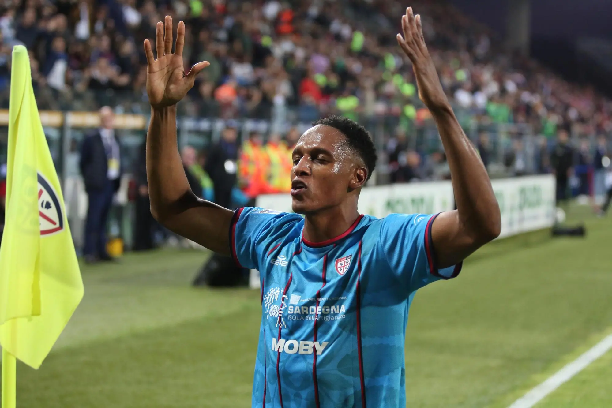 L'esultanza di Yerry Mina per il gol che ha sbloccato Cagliari-Venezia (foto Ansa)