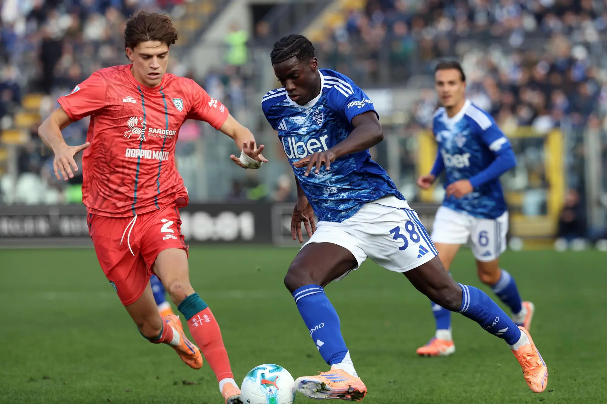 Cagliari's Marco Palestra (L) challenges for the ball with Como’s Assane Diao during the Italian serie A soccer match between Como and Cagliari at Giuseppe Sinigaglia stadium in Como, 08 November 2025. ANSA / MATTEO BAZZI