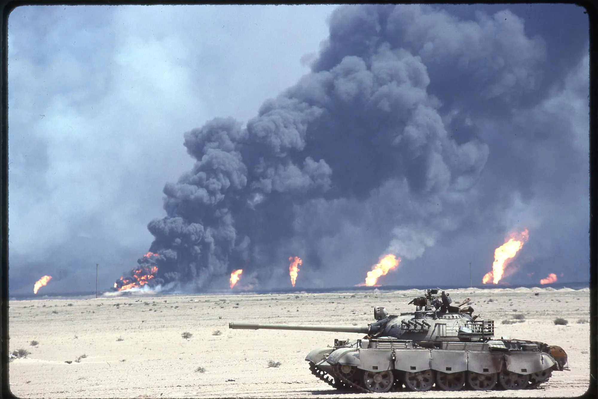 Pozzi di petrolio in fiamme durante la prima Guerra del golfo del 1991